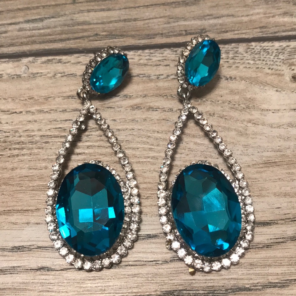 Dangle earrings with diamonds and blue stone